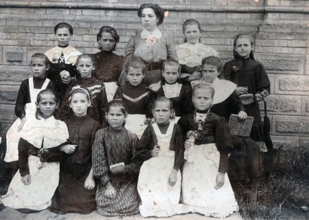 Александра Галигура с ученицами 24 мая 1910